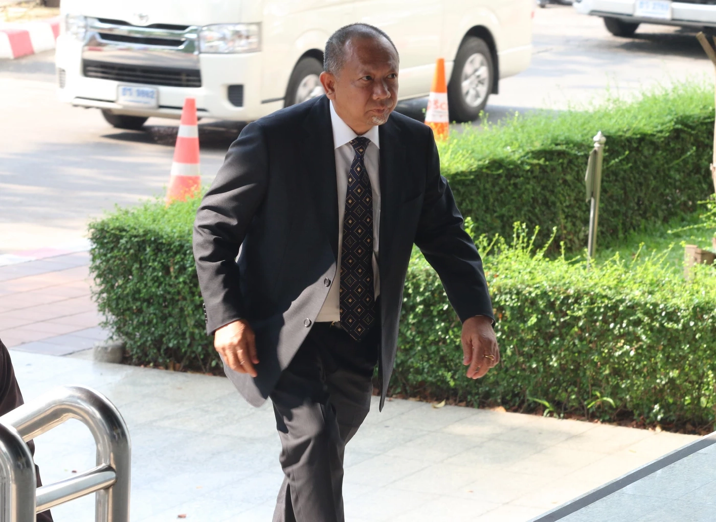 นายธาริต เพ็งดิษฐ์ 