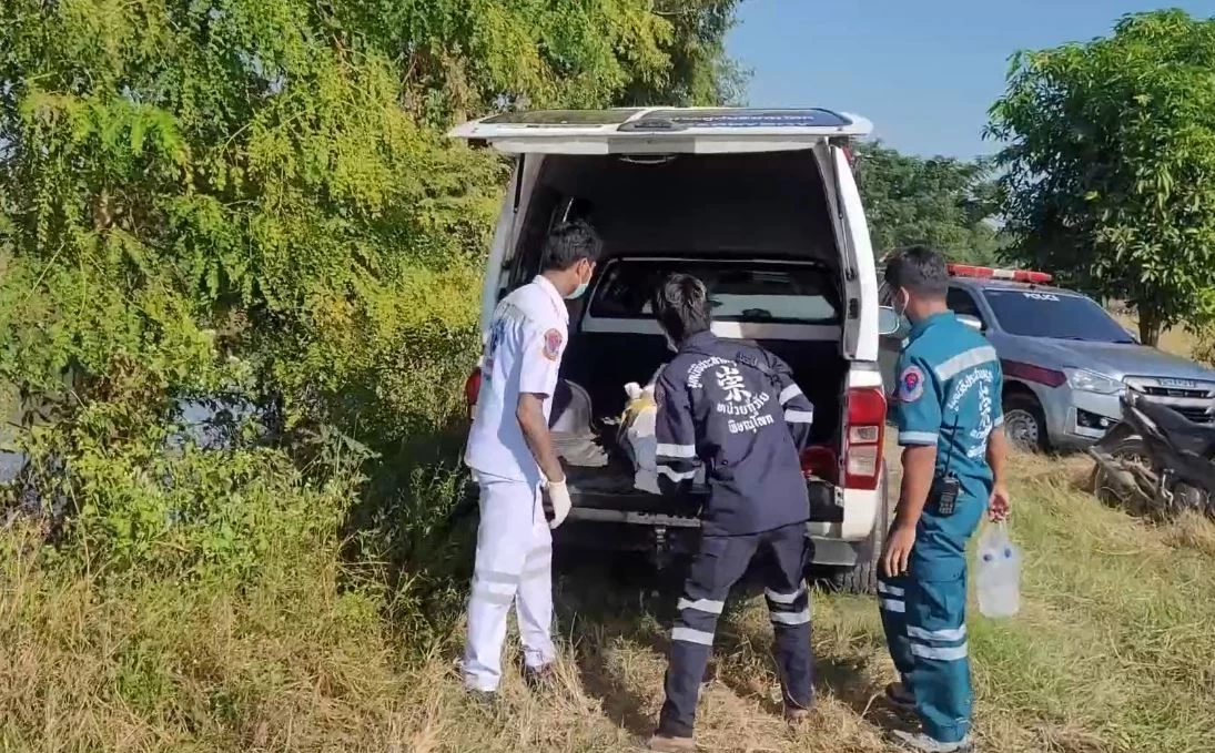 น้าโหด! ใช้มีดฟันหลานดับกลางทุ่งนา ไหว้ขอชีวิตยังไม่หยุด จับกดหัวปักเลน