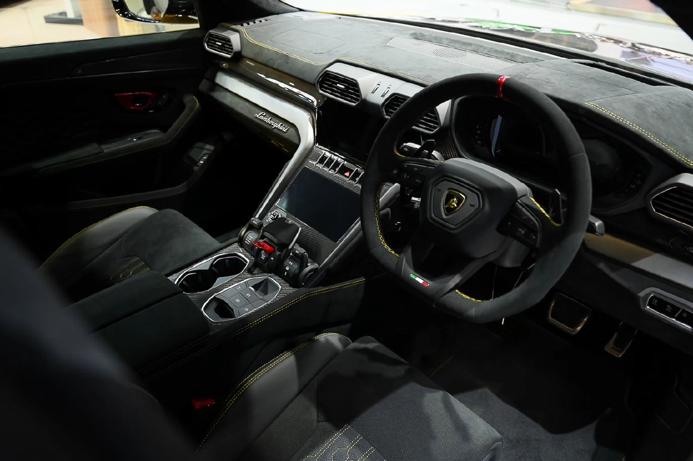 เรนาสโซ มอเตอร์ เผยโฉมซูเปอร์เอสยูวี  "Lamborghini Urus Performante"