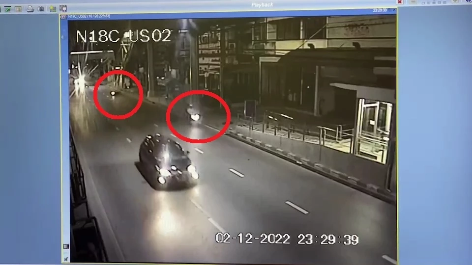 เร่งไล่ล่าวัยรุ่นขี่จยย.ไล่ฟันหนุ่ม 16 ก่อนเสียหลักพุ่งชนเสาดับ (มีคลิป)