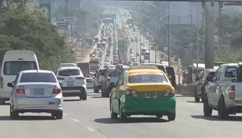 "ถนนมิตรภาพ" แก่งคอย-มวกเหล็ก รถติดหนึบ คนแห่กลับ ตจว. ช่วงปีใหม่