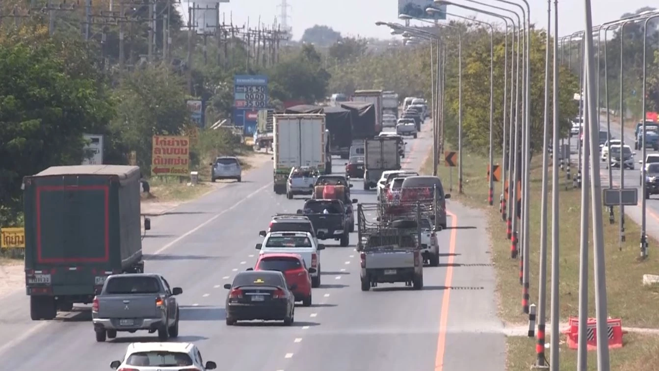 "ถนนมิตรภาพ" รถเริ่มแน่น ปชช. ทยอยเดินทางกลับภูมิลำเนา ช่วงหยุดยาวปีใหม่