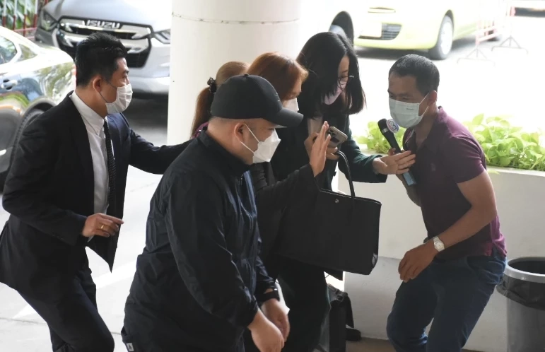 พัชรินทร์ พร้อม ทนายเดินทางเข้าให้ปากคำ