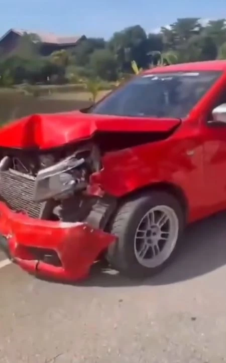 พี่เขยหัวร้อน! ฉุน พนง. ตามทวงค่าผ่อนทองจากน้องเมีย ขับรถชนยับ (มีคลิป)