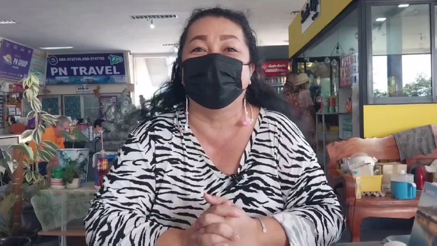 นางชลิตา สกุลอุ่น พนักงานท่าเทียบเรือเทศบาลตำบลบ้านเพ