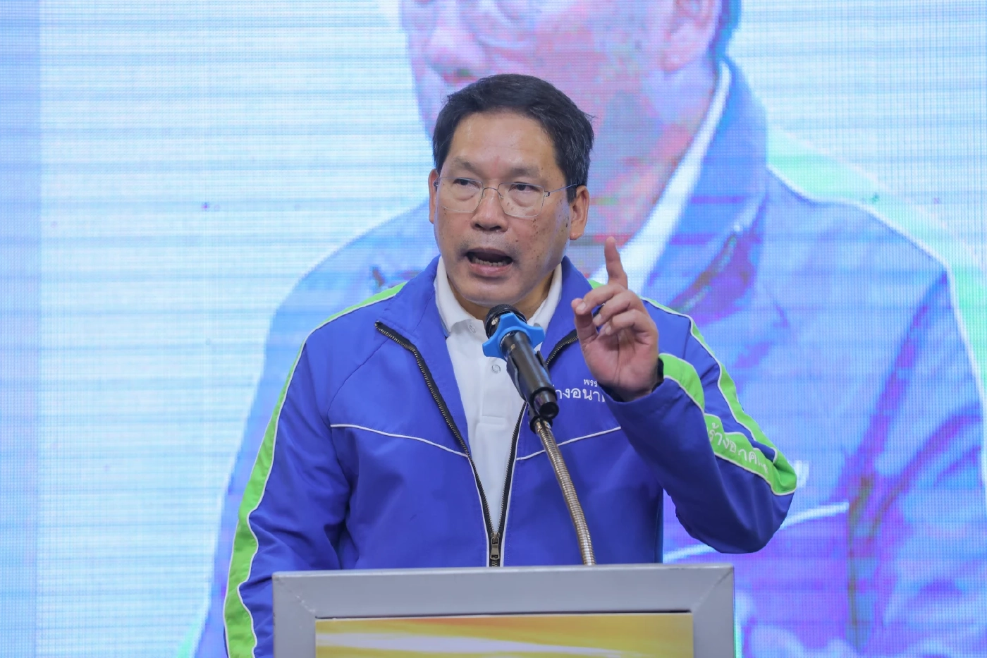 อุตตม สาวนายน หัวหน้าพรรคสร้างอนาคตไทย