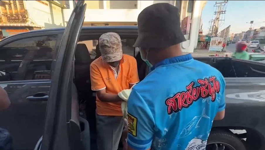 จับแล้ว โจรชิงทองร้านกลางตลาดแม่กลอง สุดเหิมแค่สองวันก่อเหตุซ้ำ (มีคลิป)