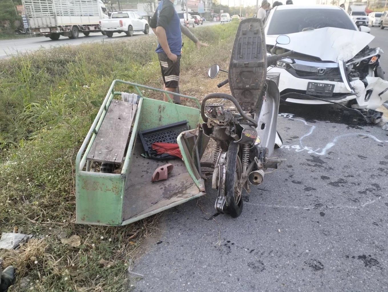 ไม่ทันได้ใช้เงิน ยาย 72 ปี เพิ่งขายที่ดิน 15 ล้าน ขี่ จยย.ตัดหน้าเก๋ง ถูกชนดับ