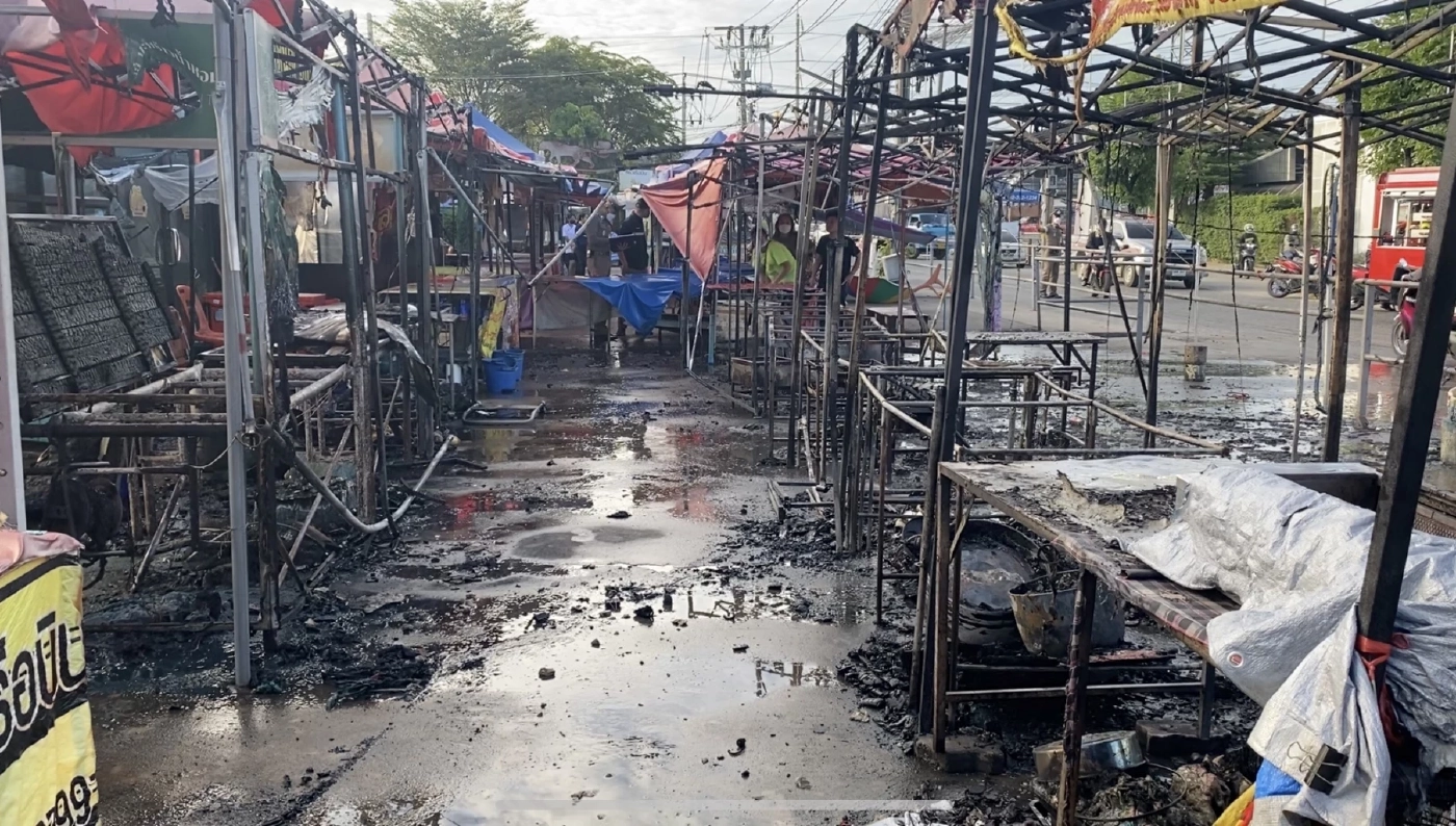 คลั่งเผาตลาด วอด 8 หลัง