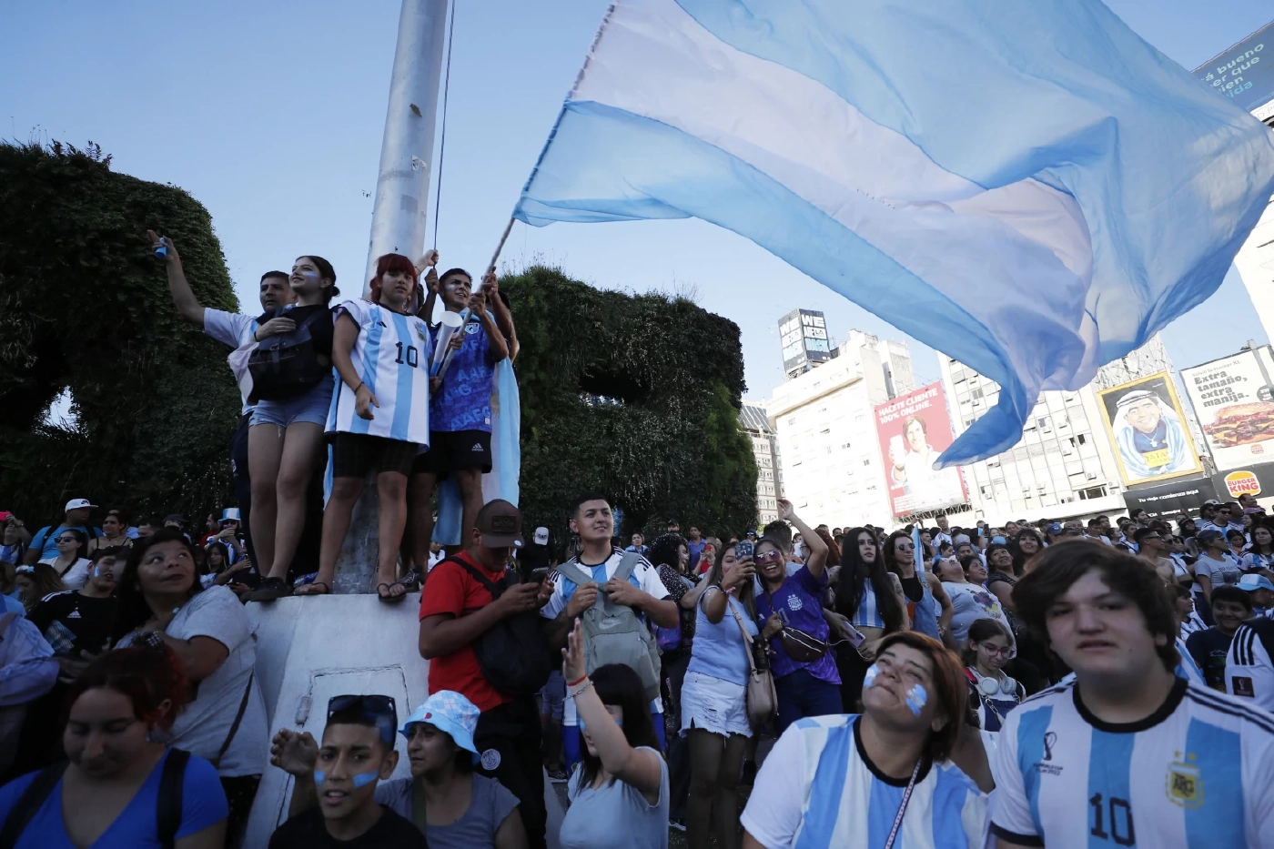 ประมวลภาพแฟนบอลเรือนแสนฉลองชัยสุดเหวี่ยง หลัง "ฟ้าขาว"เข้าชิงบอลโลก