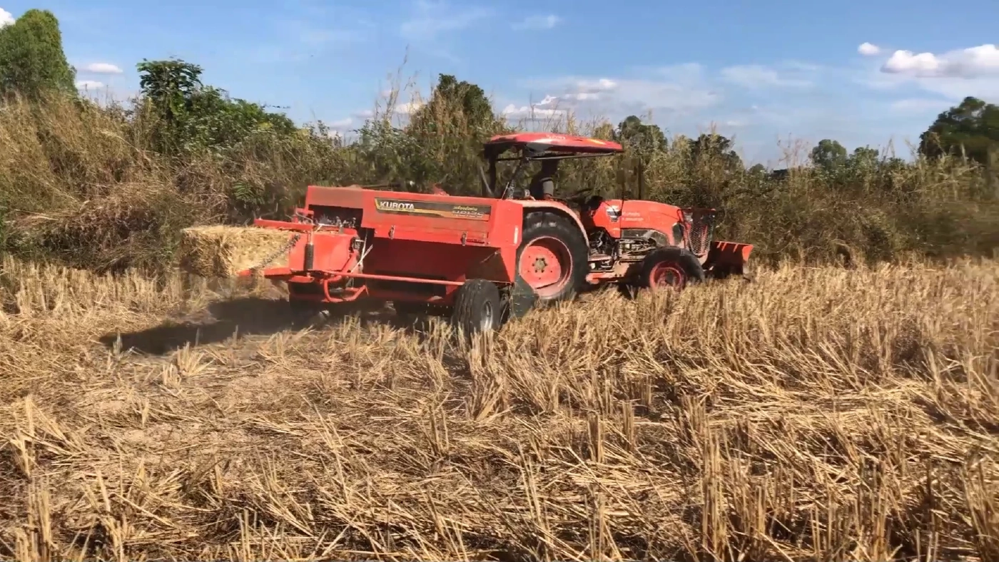 ไอเดียรักษ์โลก ชาวนาอัดฟางก้อนแทนการเผาลด PM2.5