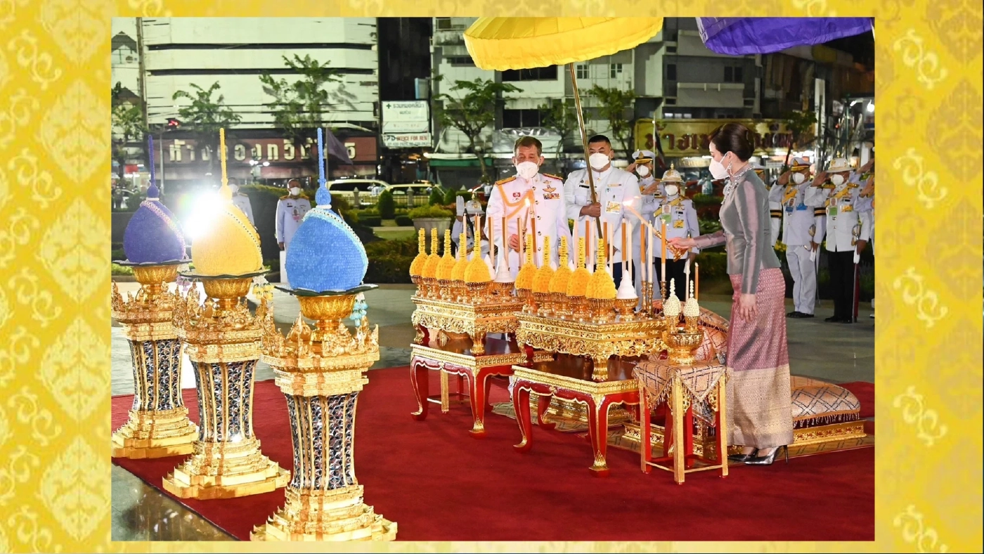 ในหลวง พระราชินี เสด็จฯ ทรงถวายราชสักการะ พระบรมราชานุสาวรีย์พระเจ้าตากสินมหาราช