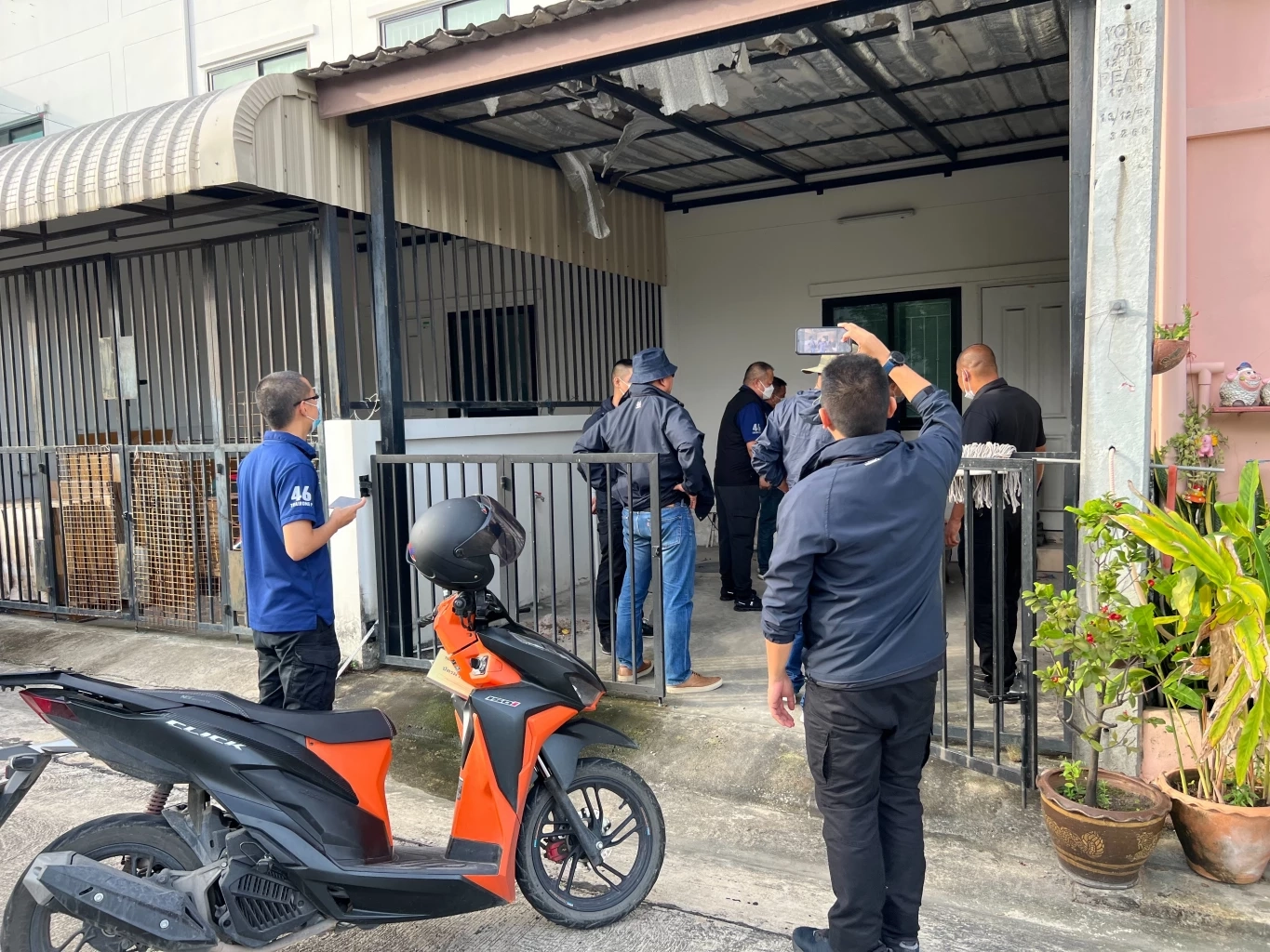 ตำรวจ PCT บุกเมืองชลฯ ปิดเว็บพนันบอลโลก เงินหมุน 100 ล้านต่อเดือน