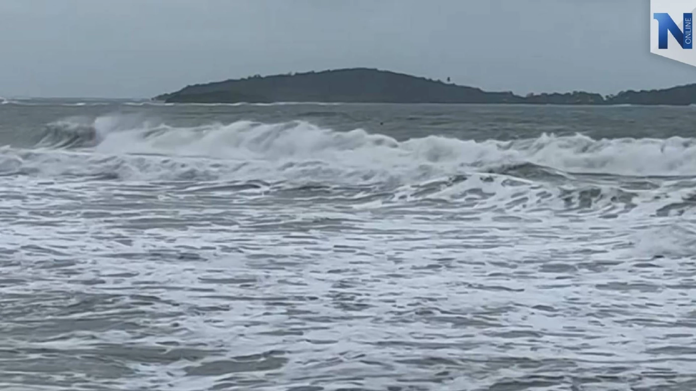 ผู้ประกอบการบนเกาะสมุย ปักธงแดงริมหาด เตือน นทท. ห้ามลงเล่นน้ำทะเล