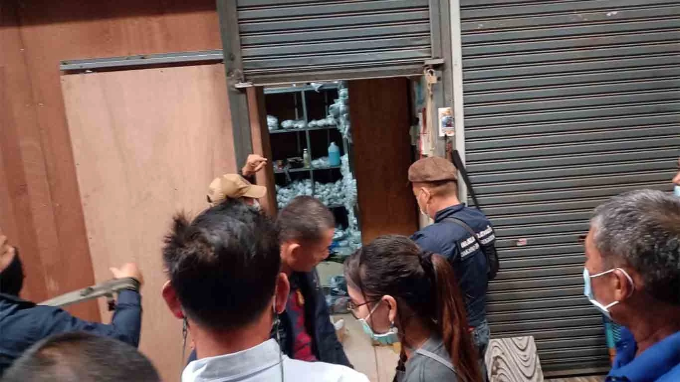 บุกโกดังตลาดโรงเกลือ ยึดรองเท้าละเมิดลิขสิทธิ์ 2 พันคู่ มูลค่า 2 ล้าน