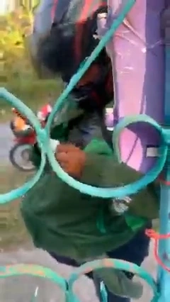 น.ส.วัลยา คุณแม่ไรเดอร์ ที่ซุกลูกไว้ในอกขี่รถส่งอาหาร