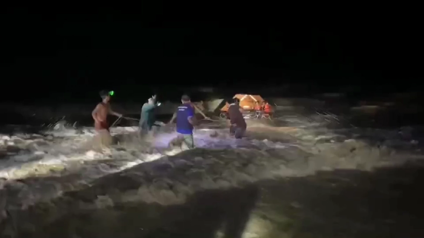 ชาวบ้านช่วยเหลือนำลูกเรือบรรทุกสินค้า