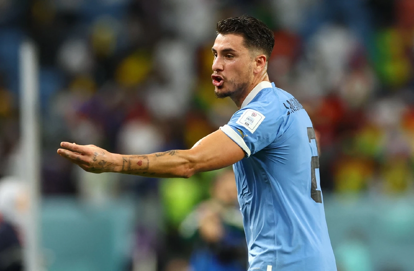 แข้งอุรุกวัยอาจโดนแบนถึง 15 นัด กรณีด่าเปา-ชักศอกใส่ จนท.