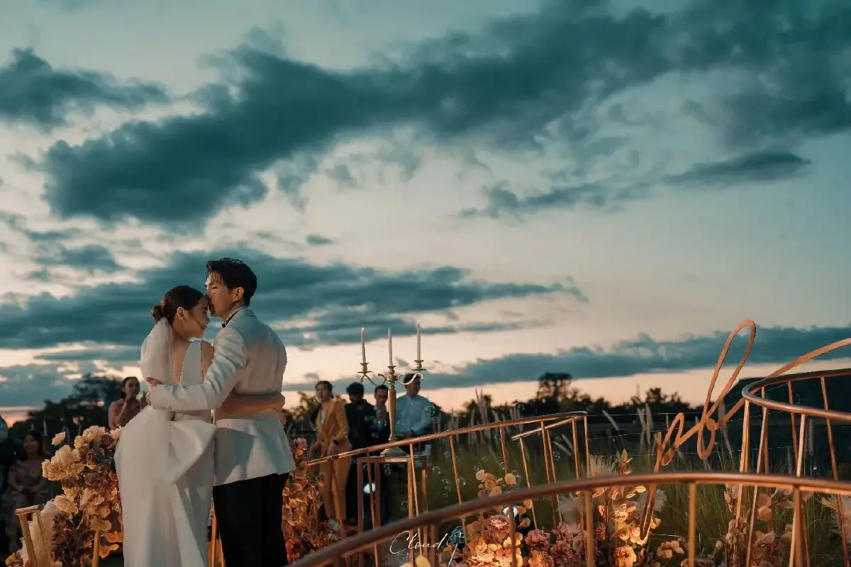 เก็บตกภาพบรรยากาศ “โบวี่ อัฐมา” จัดงานแต่งริมเขา คนบันเทิงร่วมยินดี