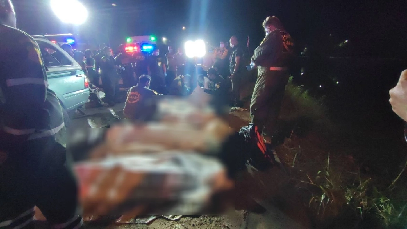 รถตู้โดยสารพาคนกลับ ตจว. พุ่งตกคลองระพีพัฒน์ ดับ 4 บาดเจ็บ 7