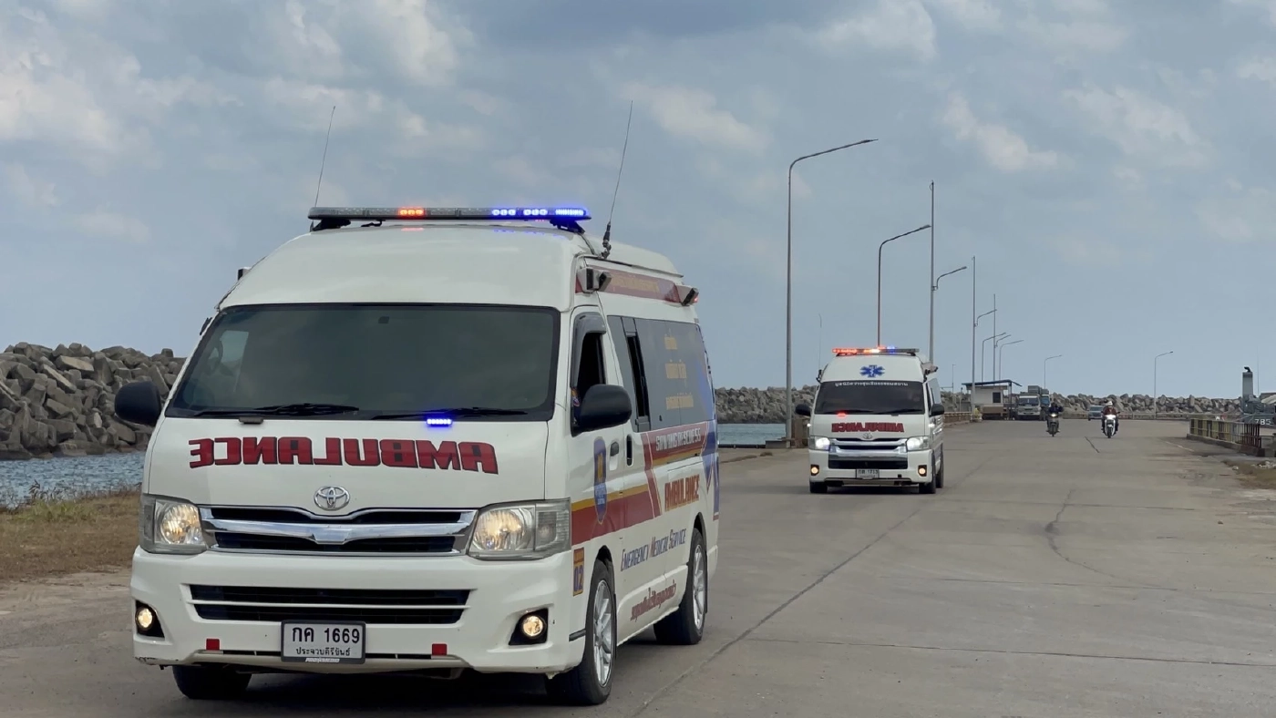 นำร่างกำลังพล "เรือหลวงสุโขทัย" อีก 1 ราย ขึ้นฝั่ง ส่วนอีกราย ขึ้น ฮ. บ่ายนี้