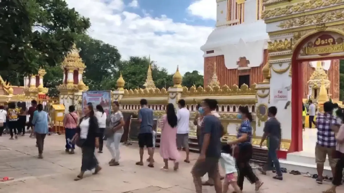 บรรยากาศคนไหว้พระขอพร ในช่วงวันหยุดวันพ่อ