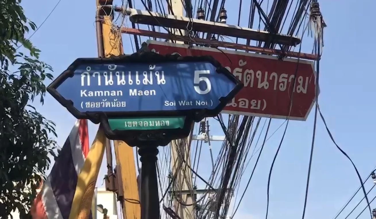 แม่ขี่ จยย. พาลูกสาวไปส่ง รร. เกิดเสียหลักล้ม รถเมล์วิ่งสวนมาทับหนูน้อยดับ