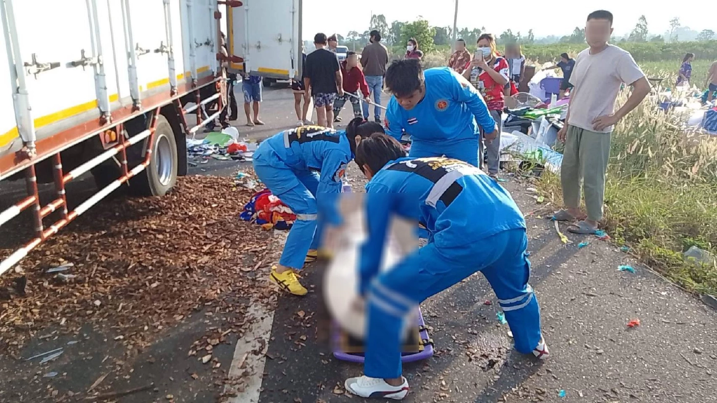 รถขนเครื่องหมอลำ คณะแสงทองฟินแลนด์ พุ่งชนท้ายรถพ่วง ดับ 1 เจ็บ 1