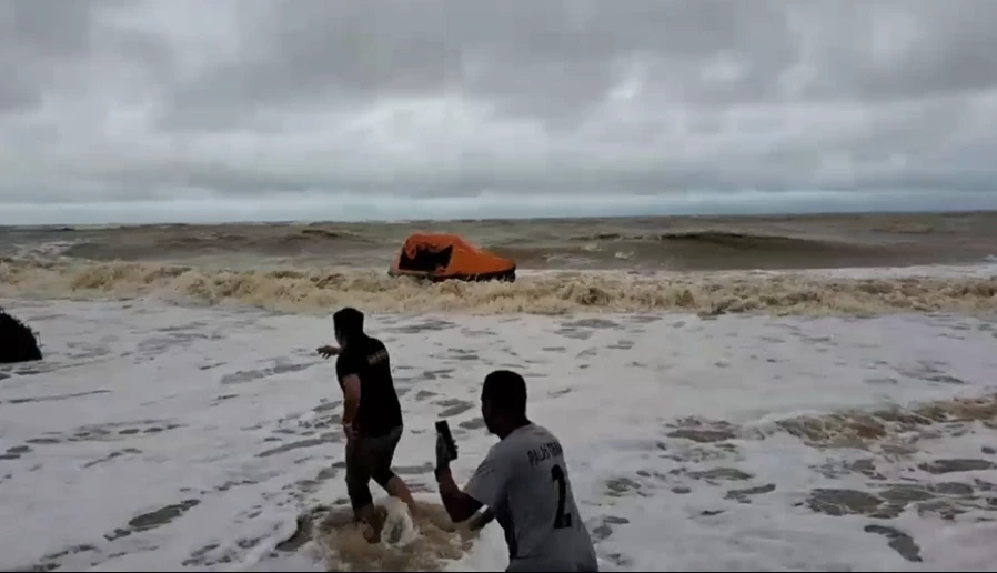 คลื่นลมแรงซัดเรืออินโดนีเซีย เกยหาดตะโละกาโปร์ 8 ชีวิตสละเรือเอาชีวิตรอด