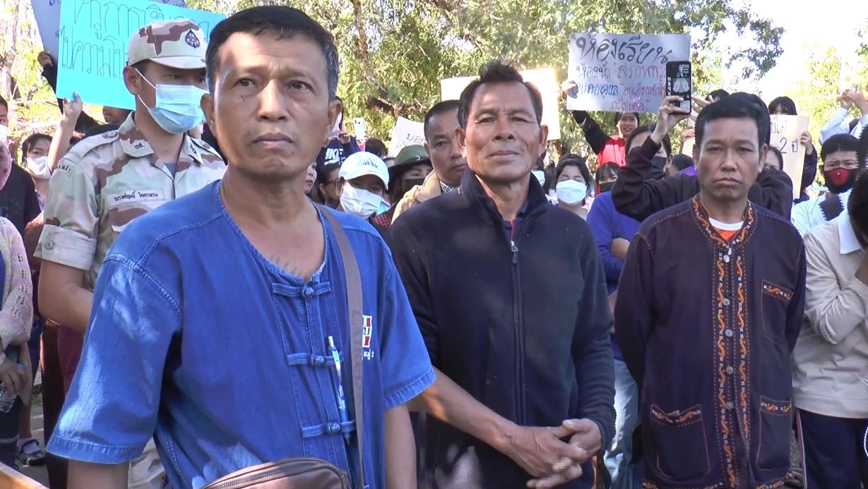 นักเรียนประท้วงไล่ ผอ.โรงเรียน จ.นครพนม ส่อทุจริตทุนยากจน 2 ล้านบาท