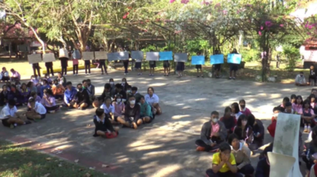 นักเรียนประท้วงไล่ ผอ.โรงเรียน จ.นครพนม ส่อทุจริตทุนยากจน 2 ล้านบาท