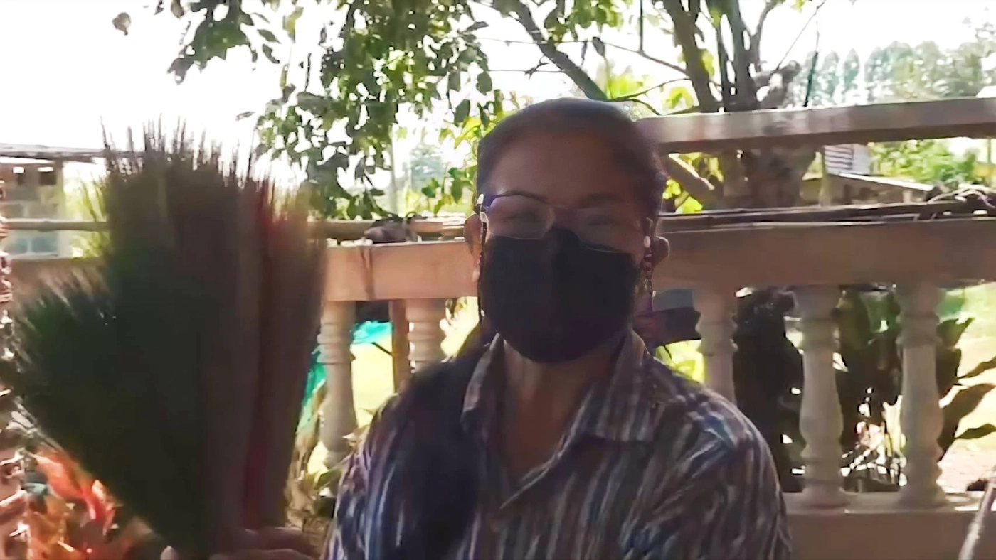 หญิงไอเดียดี เปลี่ยนไม้กวาดธรรมดาเป็น “ไม้กวาดแฟนซี” ดึงดูดลูกค้า