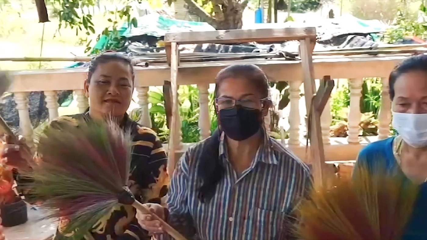 หญิงไอเดียดี เปลี่ยนไม้กวาดธรรมดาเป็น “ไม้กวาดแฟนซี” ดึงดูดลูกค้า