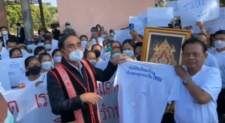 “บิ๊กตู่” สวมชุดชาติพันธุ์ ย้ำ ทุกคนคือคนไทยเหมือนกัน ของดพูดการเมือง