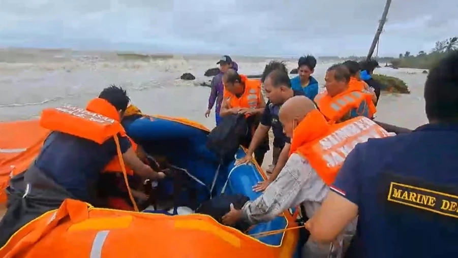 คลื่นลมแรงซัดเรืออินโดนีเซีย เกยหาดตะโละกาโปร์ 8 ชีวิตสละเรือเอาชีวิตรอด
