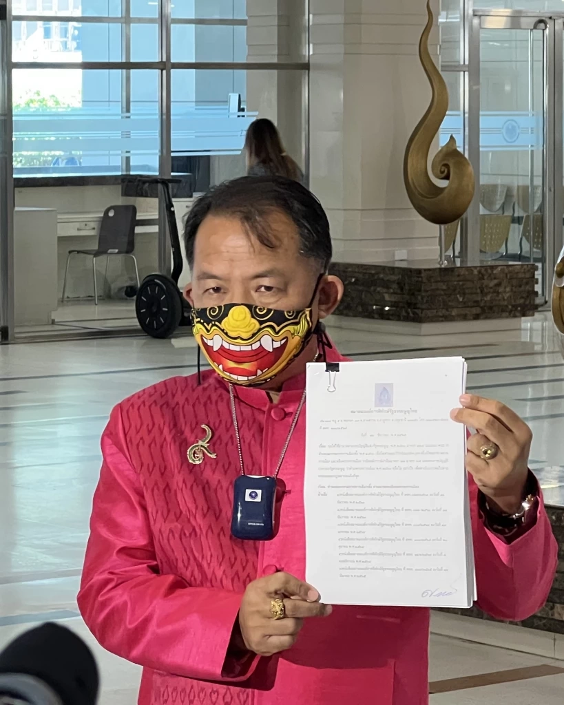 "ศรีสุวรรณ" ร้อง กกต. สอบทักษิณครอบงำเพื่อไทย ปมค่าแรง 600 อาจถึงยุบพรรค