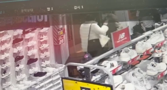 ภาพวงจรปิด "ม้า อรนภา" ตบหน้า “เอ็ม นันทวัฒน์” กลางห้างเกาหลี