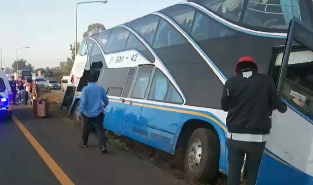 รถทัวร์หนองคาย-ระยอง เสียหลักตกร่องกลาง ผู้โดยสารเจ็บเล็กน้อย 4 ราย