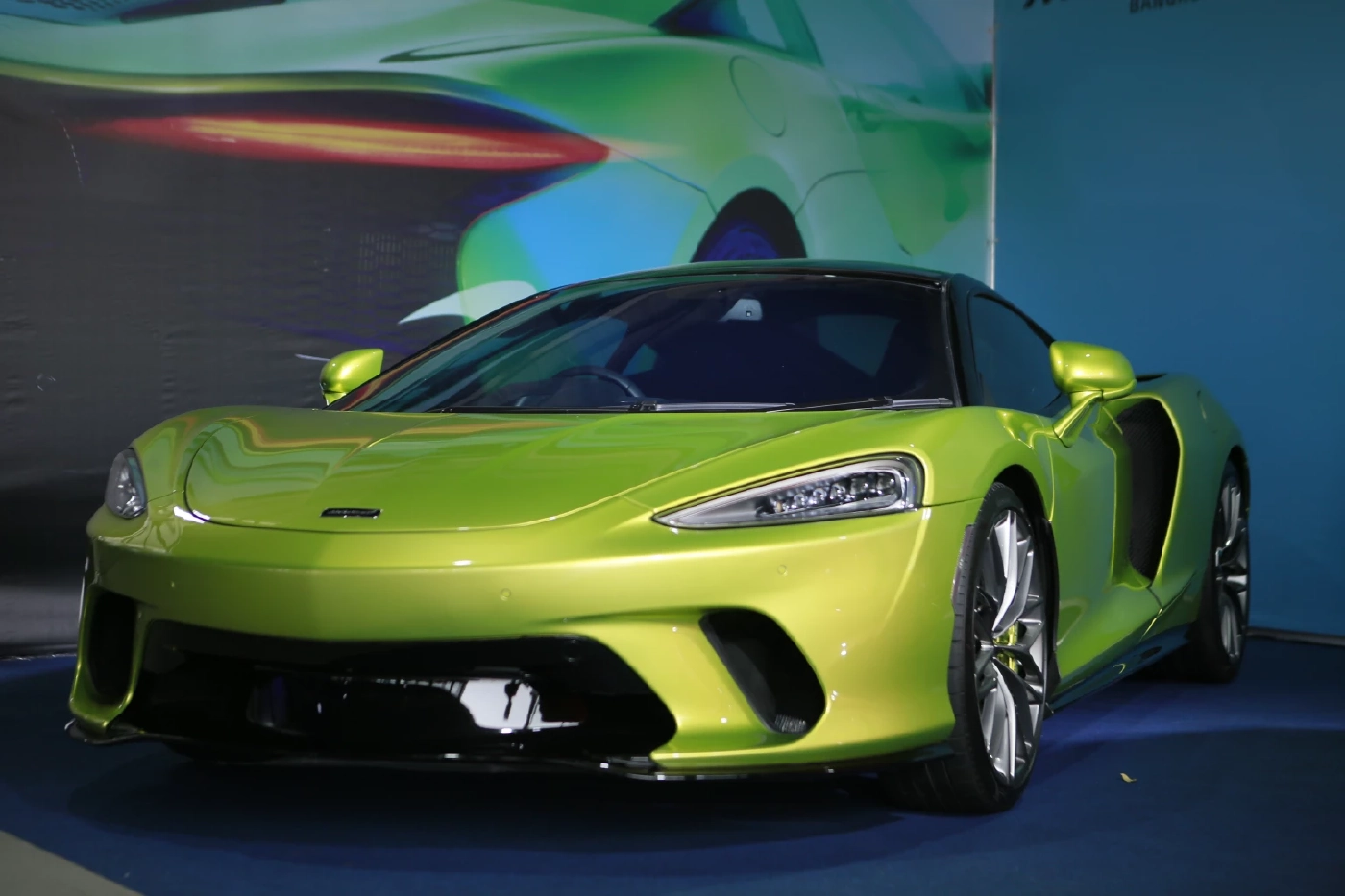 สัมผัสสมรรถนะแบบเอ็กซ์คลูซีฟ  McLaren Artura Plug-In Hybrid