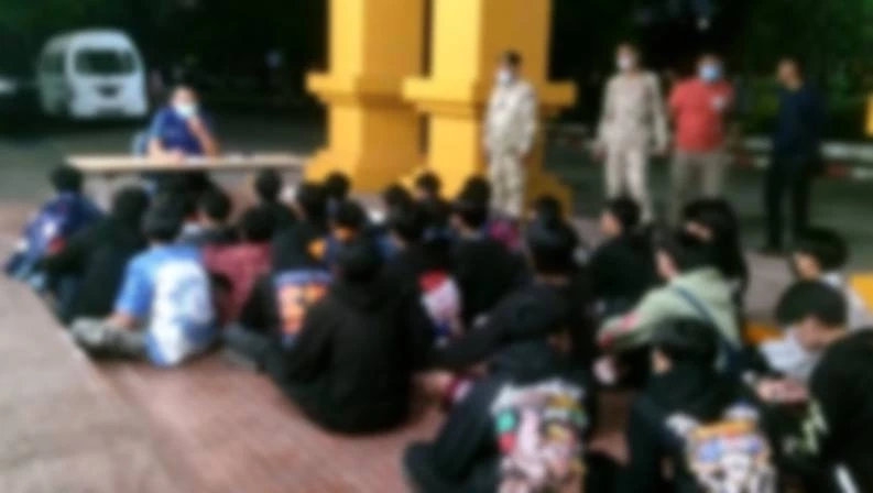 บุกจับร้านเหล้า "ครัวบ้านท่อม" ต้มน้ำกระท่อม 4 คูณ 100 ขายขาโจ๋เพียบ