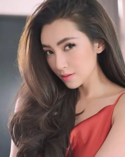 เบลล่า ราณี ซุ่มเงียบบริจาคเงินแสน สร้างสนามฟุตซอลให้โรงเรียนในตจว.