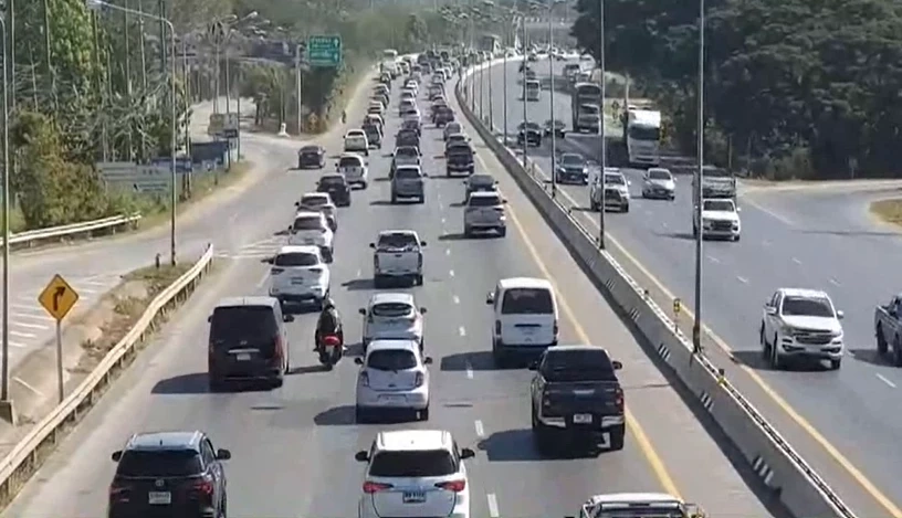 "ถนนมิตรภาพ" แก่งคอย-มวกเหล็ก รถติดหนึบ คนแห่กลับ ตจว. ช่วงปีใหม่