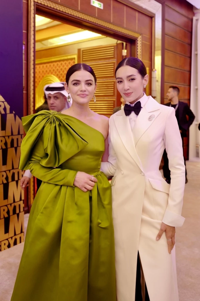 ตะลึงกันทั้งงาน “เบลล่า” ลุคใหม่แต่งบอย ใส่ทักซิโด้ เดินพรมแดง Red Sea Film