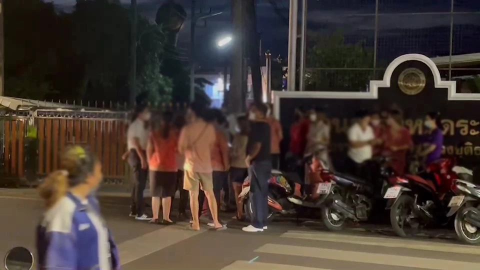 ผู้ปกครอง ฮือปิดเรือนจำระนอง ค้านประกันมือยิงรร. 18 นัด หวั่นก่อเหตุซ้ำ