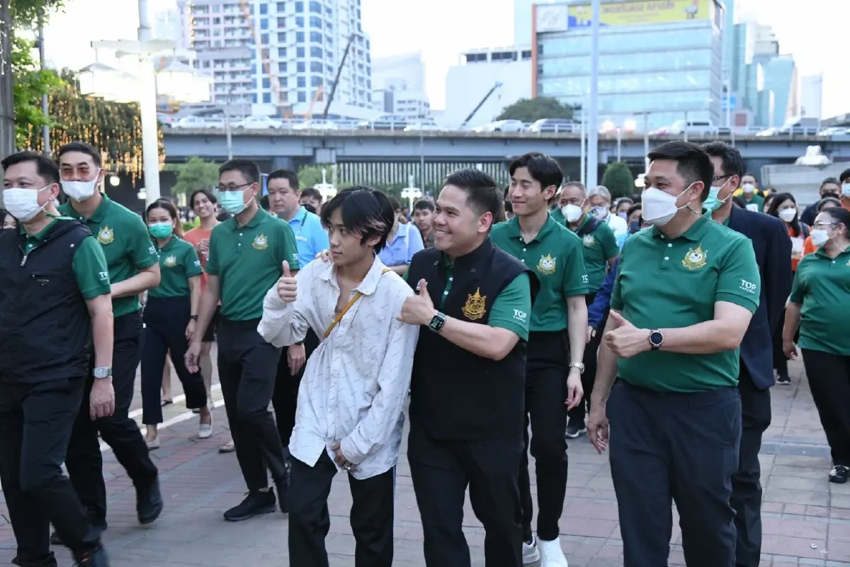 "วราวุธ"นั่งรถไฟฟ้าร่วมงานกาชาด รณรงค์ลดใช้ถุงพลาสติก