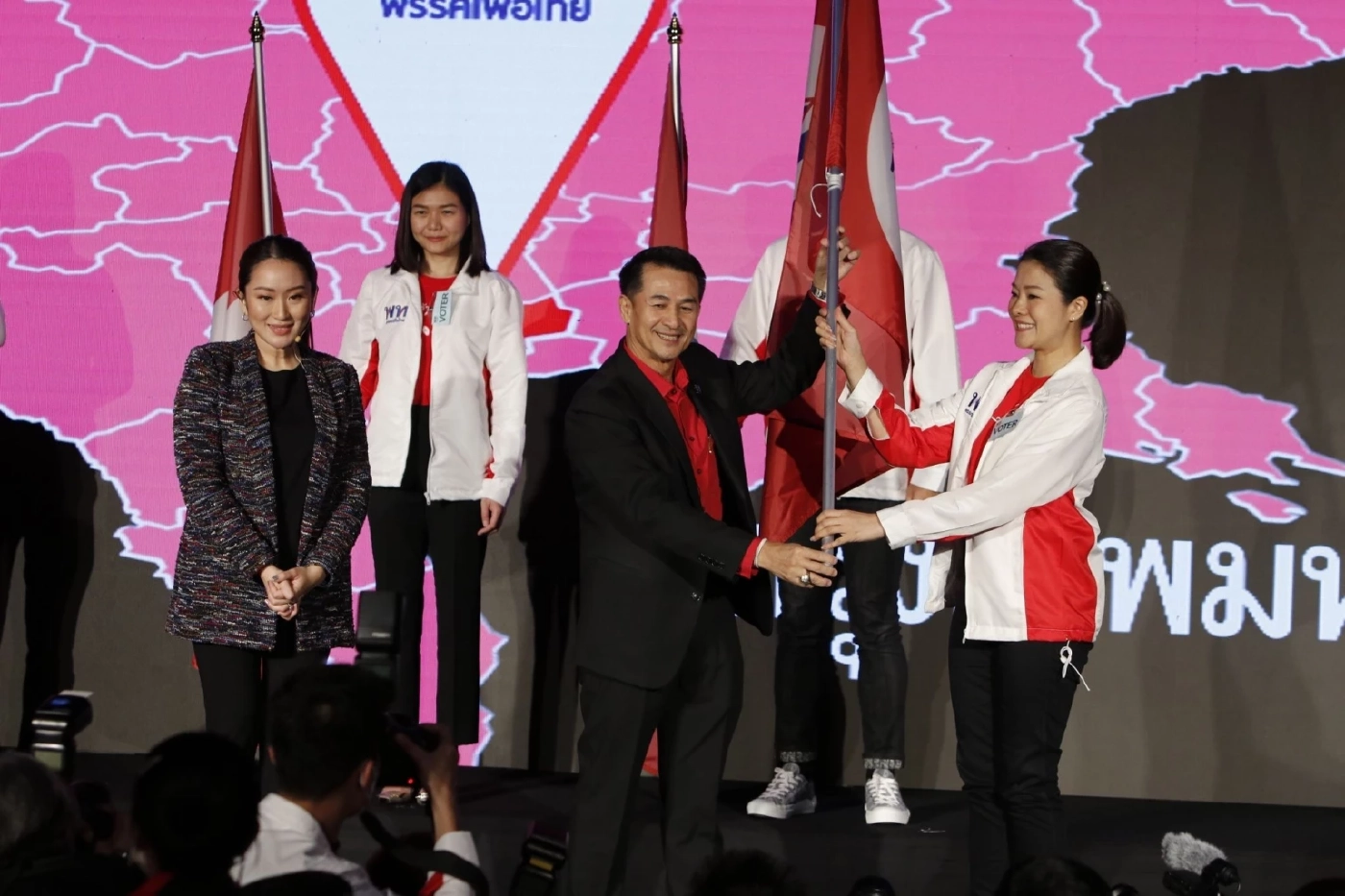 "เสกสกล" อัดยับ "อุ๊งอิ๊งค์" เพิ่มค่าแรงขั้นต่ำ 600 บาท ระวังต้องจำนำประเทศ