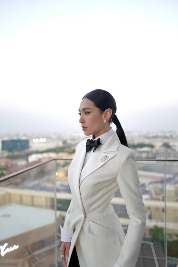 ตะลึงกันทั้งงาน “เบลล่า” ลุคใหม่แต่งบอย ใส่ทักซิโด้ เดินพรมแดง Red Sea Film