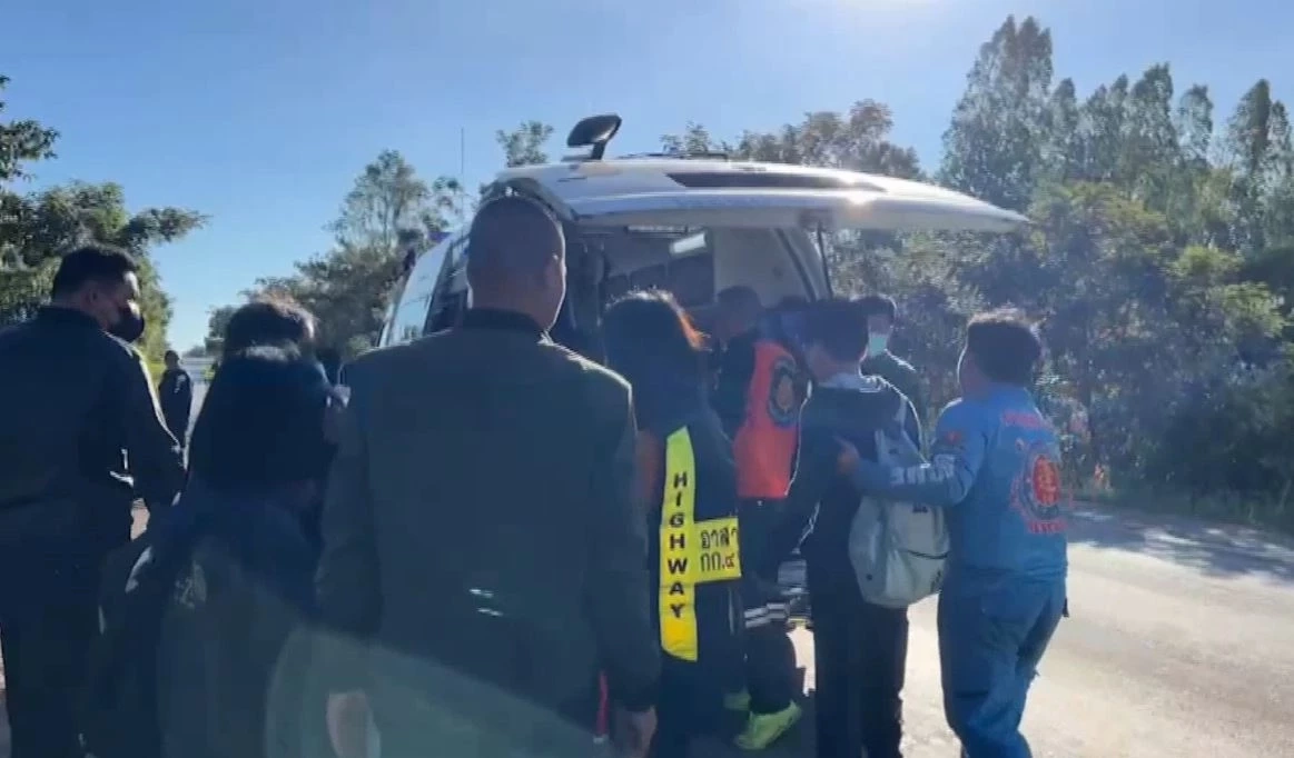 คนขับหลับใน! รถ 6 ล้อ รับส่งนักเรียน เสียหลักพุ่งตกข้างทาง บาดเจ็บกว่า 10 คน