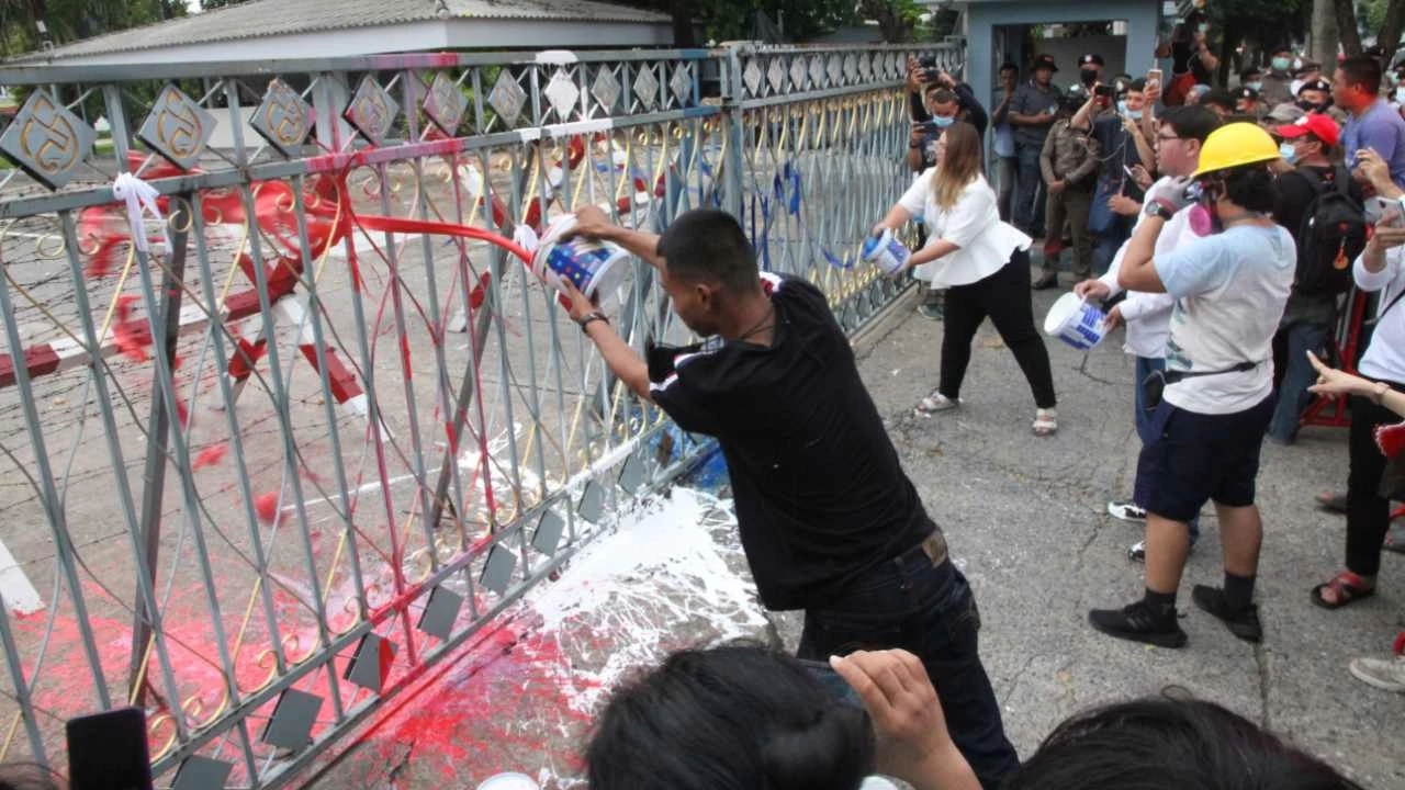 ศาลสั่งจำคุก “ไมค์ ภาณุพงศ์” พร้อมพวก 9 เดือน คดีชุมนุมปาไข่สาดสี