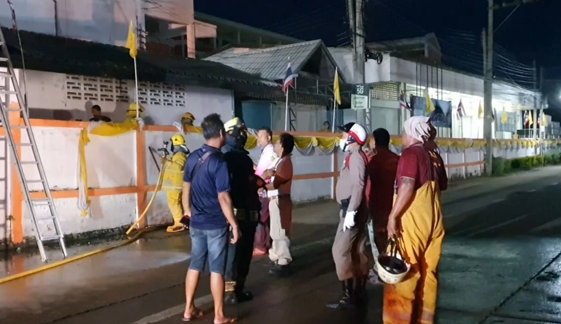 ระทึก! หม้อแปลงระเบิดกลางเมืองสุรินทร์ ไฟไหม้ลุกลามอาคาร รร. เทศบาล 2